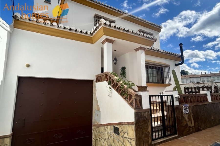 Here are suggested **meta keywords** for the property listing:

Casa en venta Bermejo, propiedad en venta Álora, casa con piscina Álora, chalet en Bermejo, vivienda familiar Málaga, casa con garaje y piscina, propiedad con potencial alquiler Álora, casa tradicional andaluza, inmueble cerca de El Chorro, casa con terraza y vistas al campo, propiedad en Valle del Guadalhorce, inversión inmobiliaria Málaga, casa con apartamento independiente potencial, vivienda con patio y barbacoa, casa cerca de servicios y restaurantes, property for sale Bermejo, house for sale Álora Spain, family home with pool Spain
