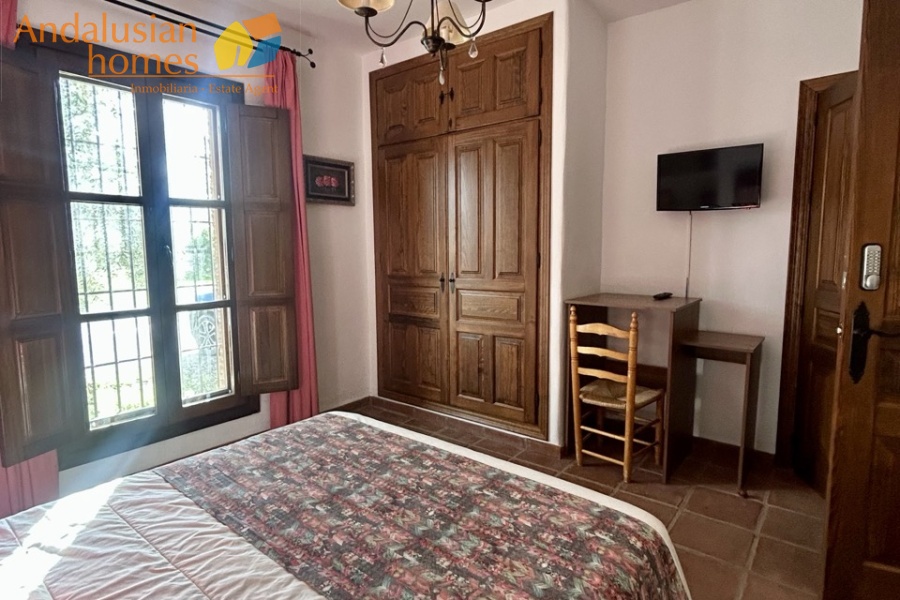 finca en venta Álora, casa rural Málaga, propiedad con olivos, finca con 60.000m2, casa con piscina Málaga, casa con apartamento independiente, casa de invitados, finca con 7 dormitorios, propiedad campo Andalucía, acceso A357 Málaga