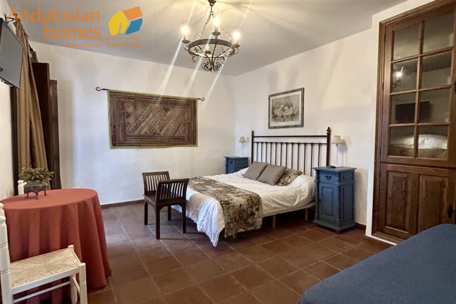 finca en venta Álora, casa rural Málaga, propiedad con olivos, finca con 60.000m2, casa con piscina Málaga, casa con apartamento independiente, casa de invitados, finca con 7 dormitorios, propiedad campo Andalucía, acceso A357 Málaga