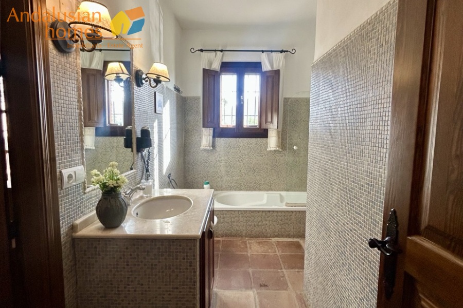finca en venta Álora, casa rural Málaga, propiedad con olivos, finca con 60.000m2, casa con piscina Málaga, casa con apartamento independiente, casa de invitados, finca con 7 dormitorios, propiedad campo Andalucía, acceso A357 Málaga