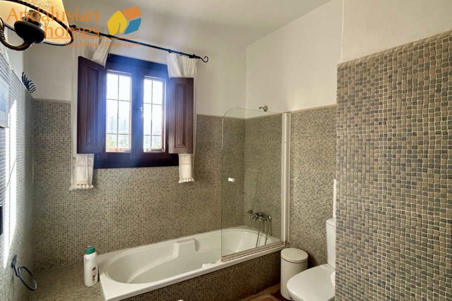 finca en venta Álora, casa rural Málaga, propiedad con olivos, finca con 60.000m2, casa con piscina Málaga, casa con apartamento independiente, casa de invitados, finca con 7 dormitorios, propiedad campo Andalucía, acceso A357 Málaga