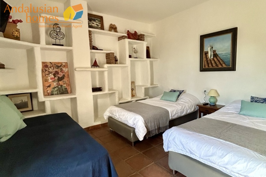 finca en venta Álora, casa rural Málaga, propiedad con olivos, finca con 60.000m2, casa con piscina Málaga, casa con apartamento independiente, casa de invitados, finca con 7 dormitorios, propiedad campo Andalucía, acceso A357 Málaga