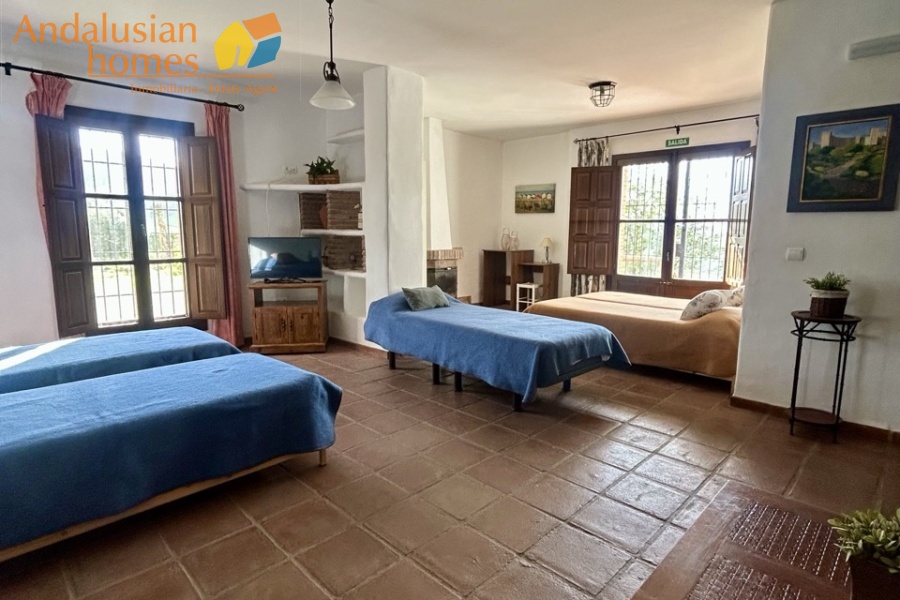 finca en venta Álora, casa rural Málaga, propiedad con olivos, finca con 60.000m2, casa con piscina Málaga, casa con apartamento independiente, casa de invitados, finca con 7 dormitorios, propiedad campo Andalucía, acceso A357 Málaga