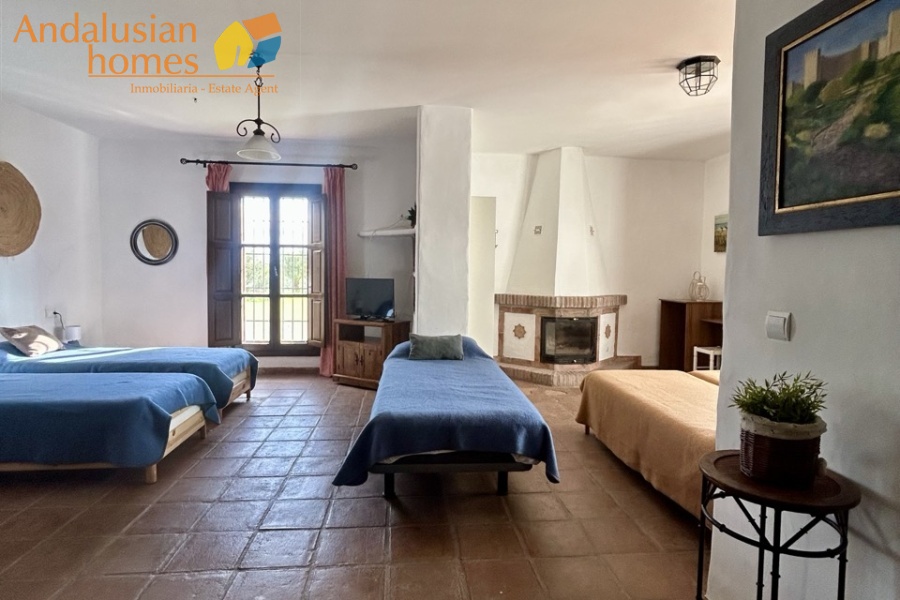 finca en venta Álora, casa rural Málaga, propiedad con olivos, finca con 60.000m2, casa con piscina Málaga, casa con apartamento independiente, casa de invitados, finca con 7 dormitorios, propiedad campo Andalucía, acceso A357 Málaga