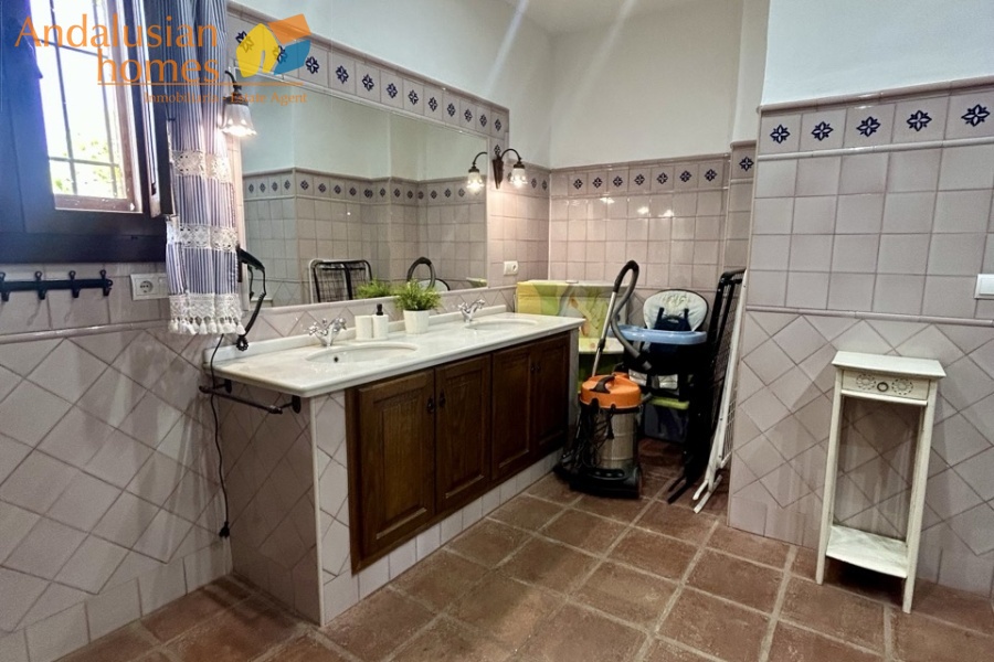 finca en venta Álora, casa rural Málaga, propiedad con olivos, finca con 60.000m2, casa con piscina Málaga, casa con apartamento independiente, casa de invitados, finca con 7 dormitorios, propiedad campo Andalucía, acceso A357 Málaga