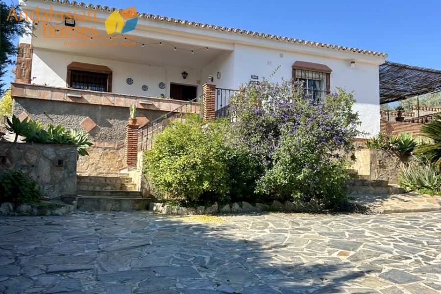 Country home, Álora, Las Mellizas, Málaga countryside, detached villa, olive grove, 4000m2 plot, private pool, panoramic views, terraces, fenced plot, parking, fireplace, ensuite bedroom, outdoor living, rural retreat, train access, investment property, holiday rental, tourism potential, Andalusian property, peaceful location, close to El Chorro, near Málaga coast