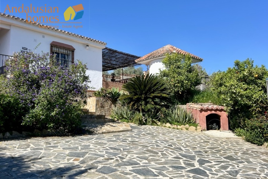 Country home, Álora, Las Mellizas, Málaga countryside, detached villa, olive grove, 4000m2 plot, private pool, panoramic views, terraces, fenced plot, parking, fireplace, ensuite bedroom, outdoor living, rural retreat, train access, investment property, holiday rental, tourism potential, Andalusian property, peaceful location, close to El Chorro, near Málaga coast