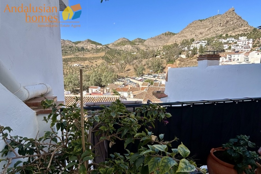 casa en venta Álora, casa señorial Málaga, townhouse Álora, vivienda centro Álora, propiedad con terrazas, casa con vistas al campo, inmueble con potencial B&B, inversión inmobiliaria Málaga, casa con patio y fuente, vivienda amplia Andalucía
