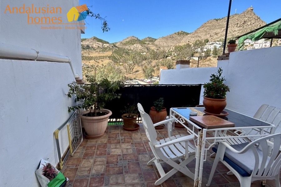 casa en venta Álora, casa señorial Málaga, townhouse Álora, vivienda centro Álora, propiedad con terrazas, casa con vistas al campo, inmueble con potencial B&B, inversión inmobiliaria Málaga, casa con patio y fuente, vivienda amplia Andalucía