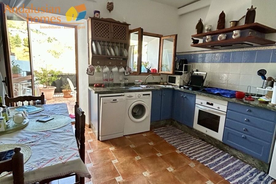 casa en venta Álora, casa señorial Málaga, townhouse Álora, vivienda centro Álora, propiedad con terrazas, casa con vistas al campo, inmueble con potencial B&B, inversión inmobiliaria Málaga, casa con patio y fuente, vivienda amplia Andalucía