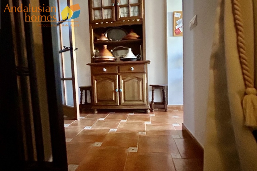 casa en venta Álora, casa señorial Málaga, townhouse Álora, vivienda centro Álora, propiedad con terrazas, casa con vistas al campo, inmueble con potencial B&B, inversión inmobiliaria Málaga, casa con patio y fuente, vivienda amplia Andalucía