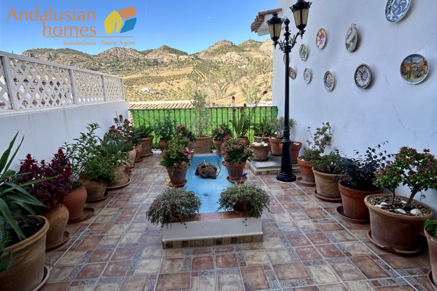 casa en venta Álora, casa señorial Málaga, townhouse Álora, vivienda centro Álora, propiedad con terrazas, casa con vistas al campo, inmueble con potencial B&B, inversión inmobiliaria Málaga, casa con patio y fuente, vivienda amplia Andalucía