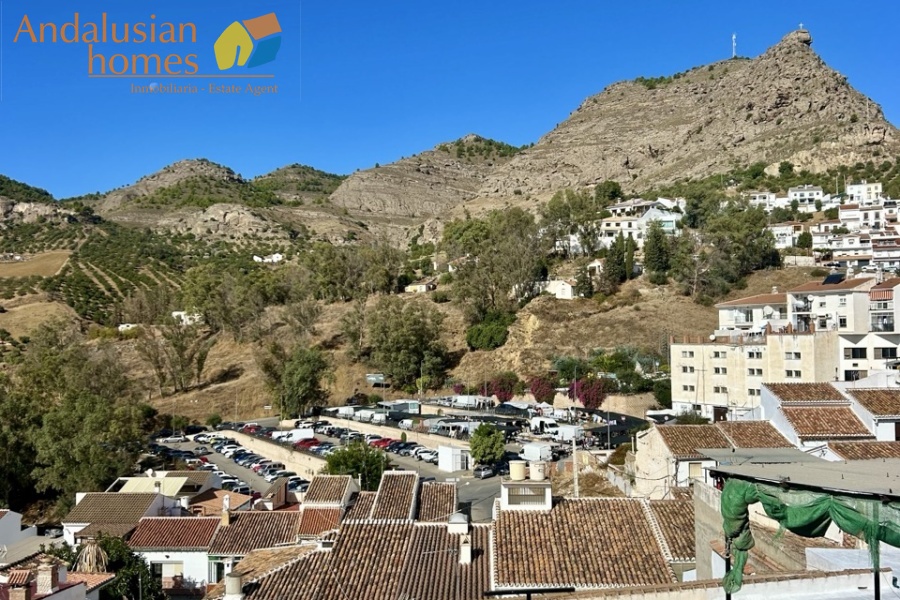 casa en venta Álora, casa señorial Málaga, townhouse Álora, vivienda centro Álora, propiedad con terrazas, casa con vistas al campo, inmueble con potencial B&B, inversión inmobiliaria Málaga, casa con patio y fuente, vivienda amplia Andalucía