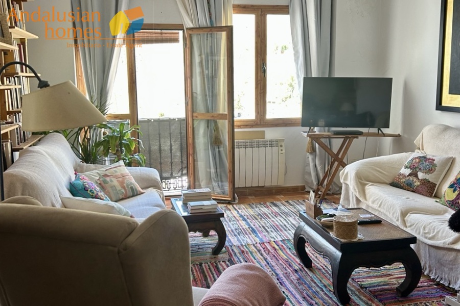 casa en venta Álora, casa señorial Málaga, townhouse Álora, vivienda centro Álora, propiedad con terrazas, casa con vistas al campo, inmueble con potencial B&B, inversión inmobiliaria Málaga, casa con patio y fuente, vivienda amplia Andalucía