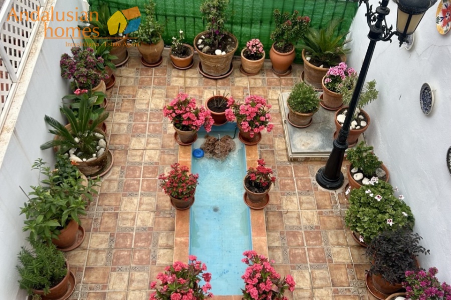 casa en venta Álora, casa señorial Málaga, townhouse Álora, vivienda centro Álora, propiedad con terrazas, casa con vistas al campo, inmueble con potencial B&B, inversión inmobiliaria Málaga, casa con patio y fuente, vivienda amplia Andalucía
