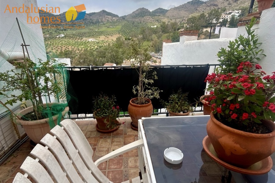 casa en venta Álora, casa señorial Málaga, townhouse Álora, vivienda centro Álora, propiedad con terrazas, casa con vistas al campo, inmueble con potencial B&B, inversión inmobiliaria Málaga, casa con patio y fuente, vivienda amplia Andalucía