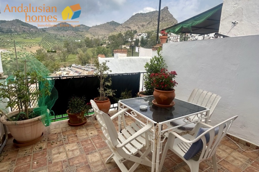 casa en venta Álora, casa señorial Málaga, townhouse Álora, vivienda centro Álora, propiedad con terrazas, casa con vistas al campo, inmueble con potencial B&B, inversión inmobiliaria Málaga, casa con patio y fuente, vivienda amplia Andalucía