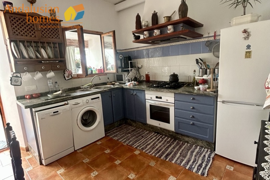 casa en venta Álora, casa señorial Málaga, townhouse Álora, vivienda centro Álora, propiedad con terrazas, casa con vistas al campo, inmueble con potencial B&B, inversión inmobiliaria Málaga, casa con patio y fuente, vivienda amplia Andalucía