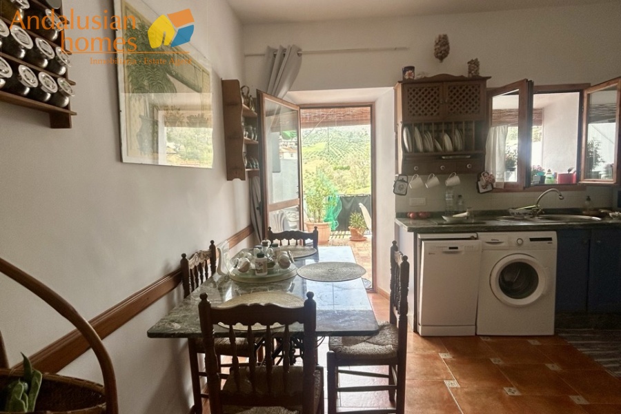 casa en venta Álora, casa señorial Málaga, townhouse Álora, vivienda centro Álora, propiedad con terrazas, casa con vistas al campo, inmueble con potencial B&B, inversión inmobiliaria Málaga, casa con patio y fuente, vivienda amplia Andalucía