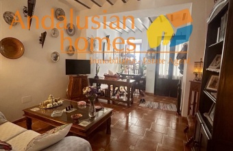 casa en venta Álora, casa señorial Málaga, townhouse Álora, vivienda centro Álora, propiedad con terrazas, casa con vistas al campo, inmueble con potencial B&B, inversión inmobiliaria Málaga, casa con patio y fuente, vivienda amplia Andalucía