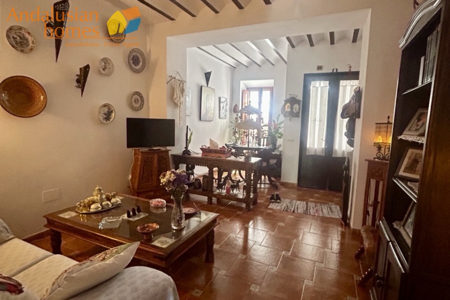 casa en venta Álora, casa señorial Málaga, townhouse Álora, vivienda centro Álora, propiedad con terrazas, casa con vistas al campo, inmueble con potencial B&B, inversión inmobiliaria Málaga, casa con patio y fuente, vivienda amplia Andalucía