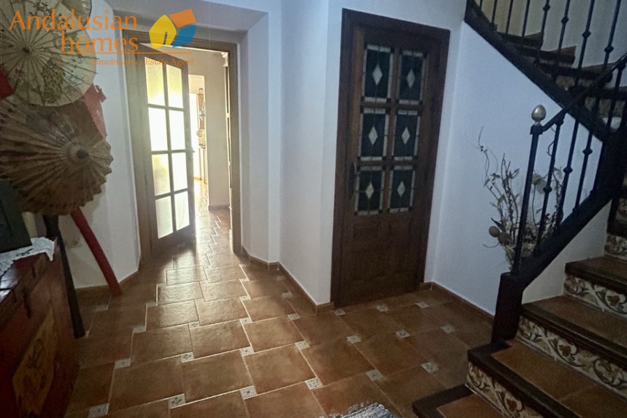 casa en venta Álora, casa señorial Málaga, townhouse Álora, vivienda centro Álora, propiedad con terrazas, casa con vistas al campo, inmueble con potencial B&B, inversión inmobiliaria Málaga, casa con patio y fuente, vivienda amplia Andalucía