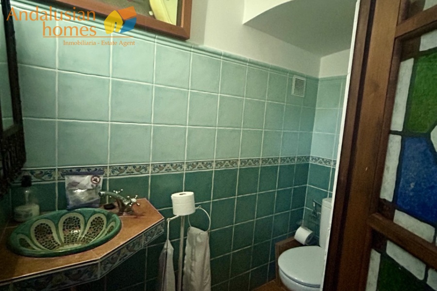 casa en venta Álora, casa señorial Málaga, townhouse Álora, vivienda centro Álora, propiedad con terrazas, casa con vistas al campo, inmueble con potencial B&B, inversión inmobiliaria Málaga, casa con patio y fuente, vivienda amplia Andalucía