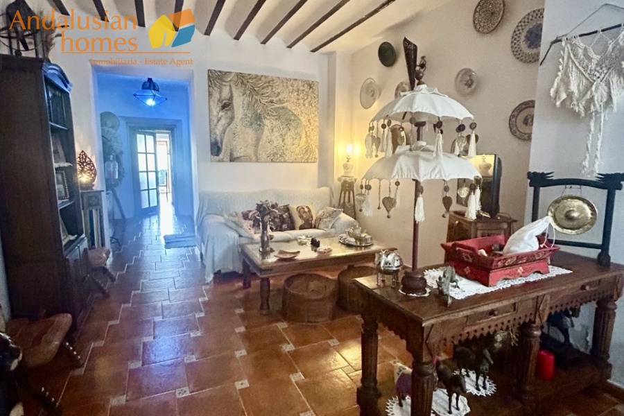 casa en venta Álora, casa señorial Málaga, townhouse Álora, vivienda centro Álora, propiedad con terrazas, casa con vistas al campo, inmueble con potencial B&B, inversión inmobiliaria Málaga, casa con patio y fuente, vivienda amplia Andalucía