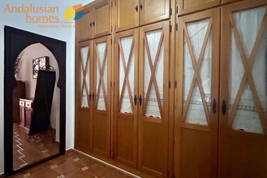 casa en venta Álora, casa señorial Málaga, townhouse Álora, vivienda centro Álora, propiedad con terrazas, casa con vistas al campo, inmueble con potencial B&B, inversión inmobiliaria Málaga, casa con patio y fuente, vivienda amplia Andalucía