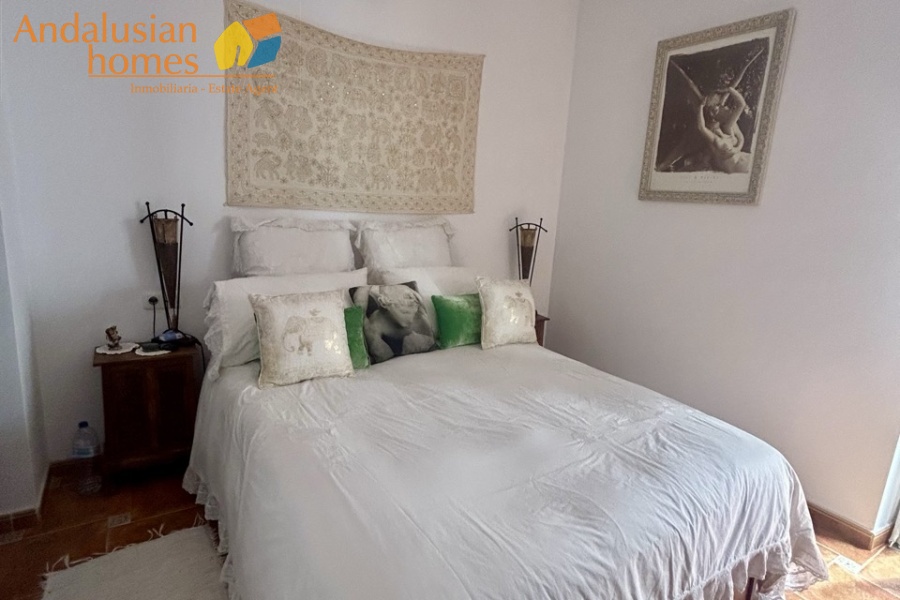casa en venta Álora, casa señorial Málaga, townhouse Álora, vivienda centro Álora, propiedad con terrazas, casa con vistas al campo, inmueble con potencial B&B, inversión inmobiliaria Málaga, casa con patio y fuente, vivienda amplia Andalucía
