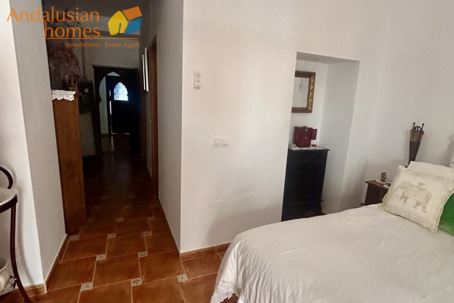 casa en venta Álora, casa señorial Málaga, townhouse Álora, vivienda centro Álora, propiedad con terrazas, casa con vistas al campo, inmueble con potencial B&B, inversión inmobiliaria Málaga, casa con patio y fuente, vivienda amplia Andalucía