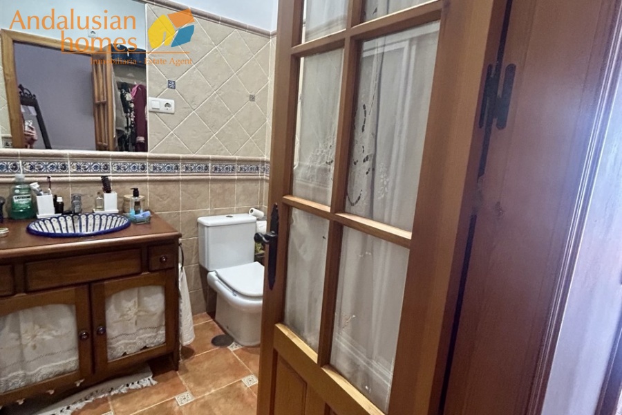 casa en venta Álora, casa señorial Málaga, townhouse Álora, vivienda centro Álora, propiedad con terrazas, casa con vistas al campo, inmueble con potencial B&B, inversión inmobiliaria Málaga, casa con patio y fuente, vivienda amplia Andalucía