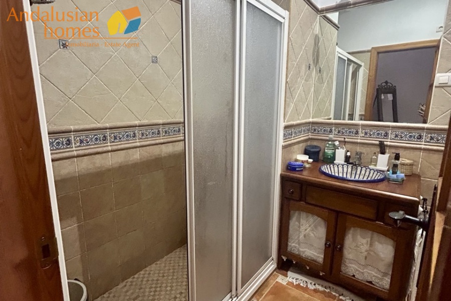 casa en venta Álora, casa señorial Málaga, townhouse Álora, vivienda centro Álora, propiedad con terrazas, casa con vistas al campo, inmueble con potencial B&B, inversión inmobiliaria Málaga, casa con patio y fuente, vivienda amplia Andalucía