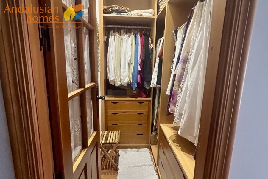 casa en venta Álora, casa señorial Málaga, townhouse Álora, vivienda centro Álora, propiedad con terrazas, casa con vistas al campo, inmueble con potencial B&B, inversión inmobiliaria Málaga, casa con patio y fuente, vivienda amplia Andalucía