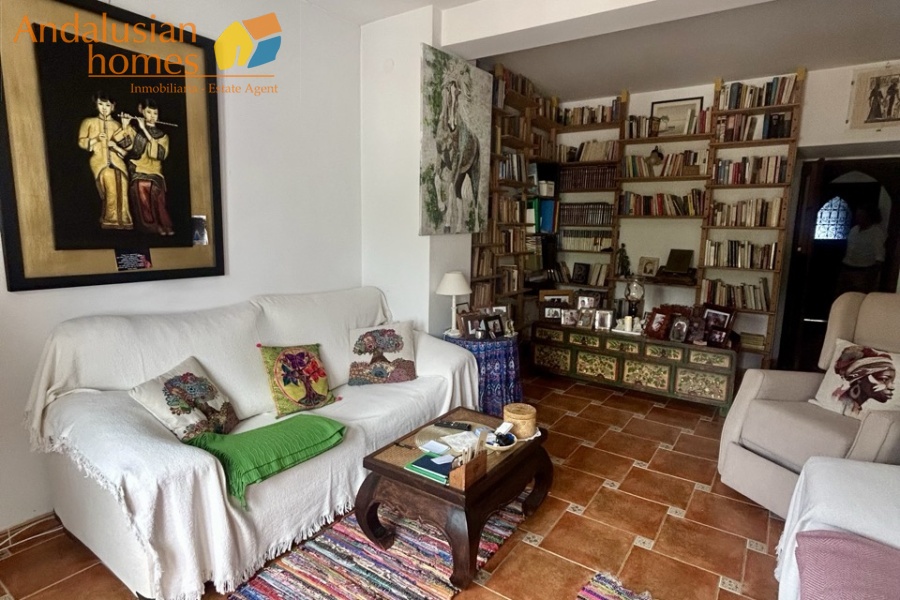 casa en venta Álora, casa señorial Málaga, townhouse Álora, vivienda centro Álora, propiedad con terrazas, casa con vistas al campo, inmueble con potencial B&B, inversión inmobiliaria Málaga, casa con patio y fuente, vivienda amplia Andalucía