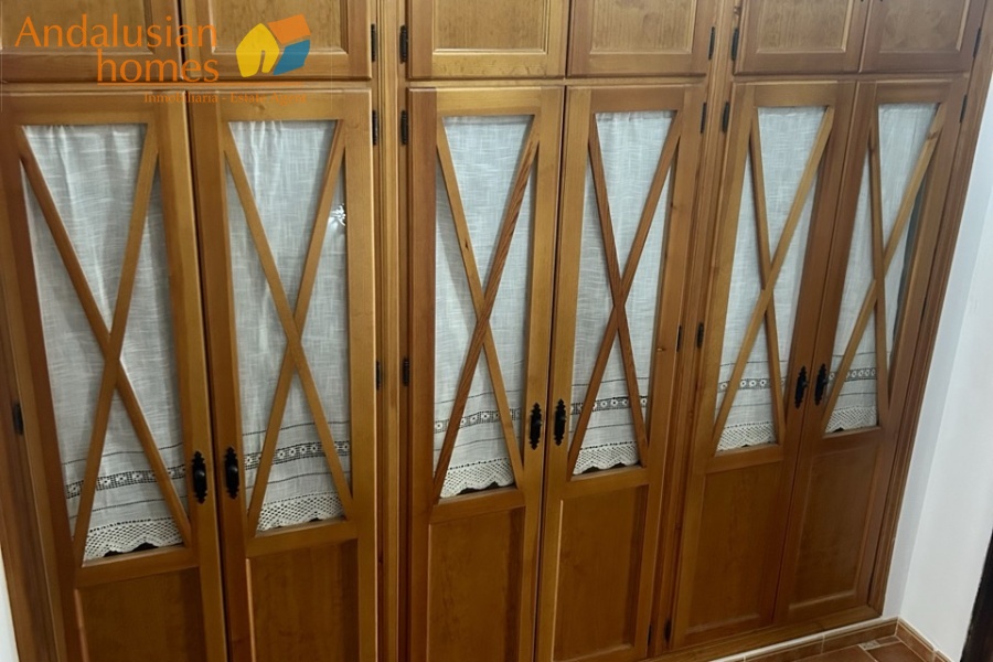 casa en venta Álora, casa señorial Málaga, townhouse Álora, vivienda centro Álora, propiedad con terrazas, casa con vistas al campo, inmueble con potencial B&B, inversión inmobiliaria Málaga, casa con patio y fuente, vivienda amplia Andalucía