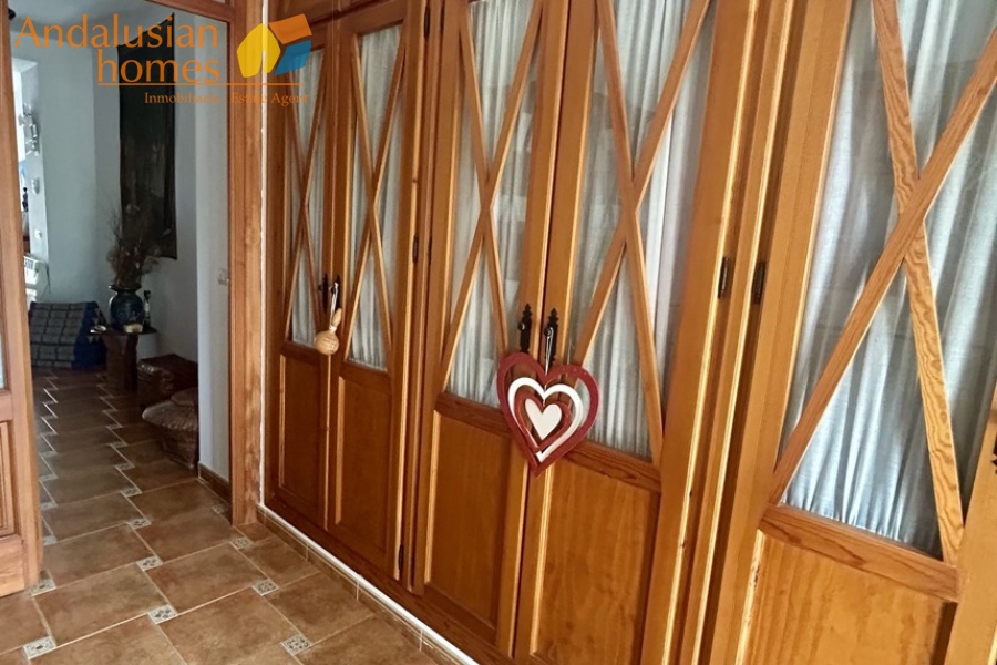 casa en venta Álora, casa señorial Málaga, townhouse Álora, vivienda centro Álora, propiedad con terrazas, casa con vistas al campo, inmueble con potencial B&B, inversión inmobiliaria Málaga, casa con patio y fuente, vivienda amplia Andalucía