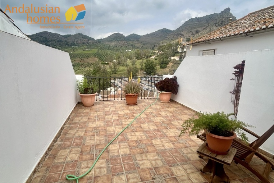 casa en venta Álora, casa señorial Málaga, townhouse Álora, vivienda centro Álora, propiedad con terrazas, casa con vistas al campo, inmueble con potencial B&B, inversión inmobiliaria Málaga, casa con patio y fuente, vivienda amplia Andalucía