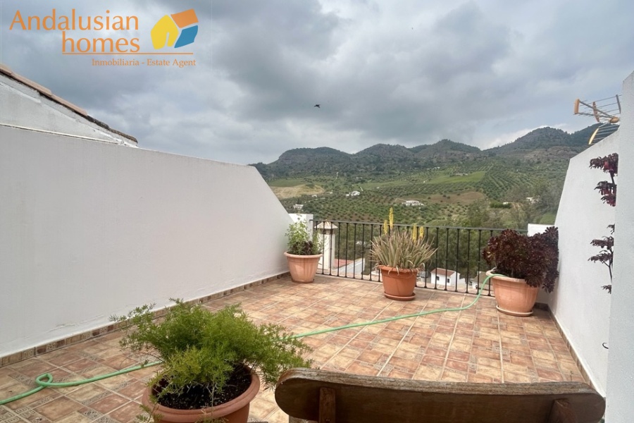 casa en venta Álora, casa señorial Málaga, townhouse Álora, vivienda centro Álora, propiedad con terrazas, casa con vistas al campo, inmueble con potencial B&B, inversión inmobiliaria Málaga, casa con patio y fuente, vivienda amplia Andalucía