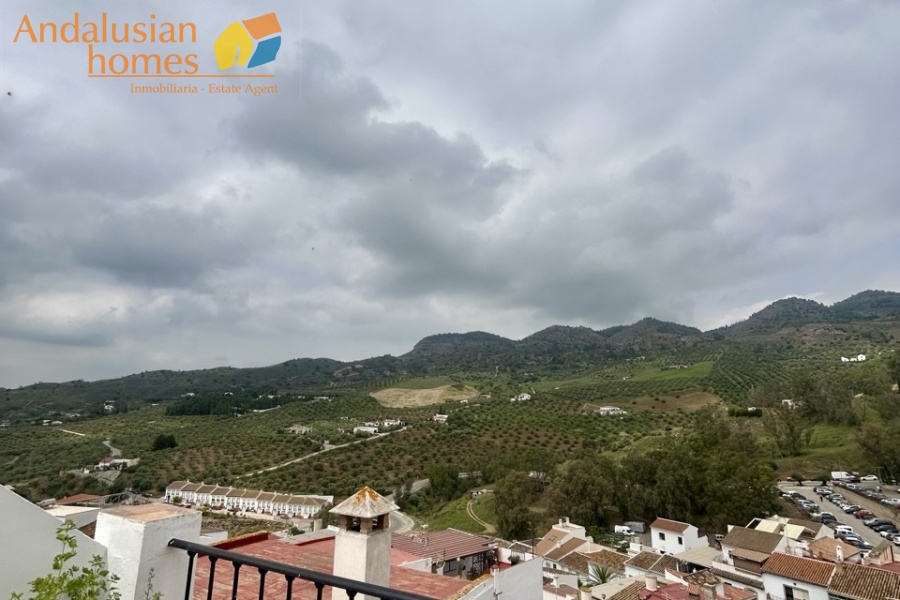 casa en venta Álora, casa señorial Málaga, townhouse Álora, vivienda centro Álora, propiedad con terrazas, casa con vistas al campo, inmueble con potencial B&B, inversión inmobiliaria Málaga, casa con patio y fuente, vivienda amplia Andalucía