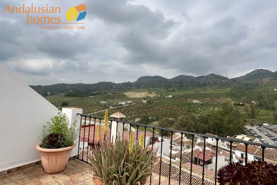 casa en venta Álora, casa señorial Málaga, townhouse Álora, vivienda centro Álora, propiedad con terrazas, casa con vistas al campo, inmueble con potencial B&B, inversión inmobiliaria Málaga, casa con patio y fuente, vivienda amplia Andalucía