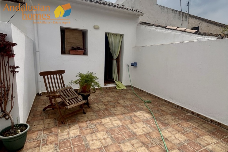 casa en venta Álora, casa señorial Málaga, townhouse Álora, vivienda centro Álora, propiedad con terrazas, casa con vistas al campo, inmueble con potencial B&B, inversión inmobiliaria Málaga, casa con patio y fuente, vivienda amplia Andalucía