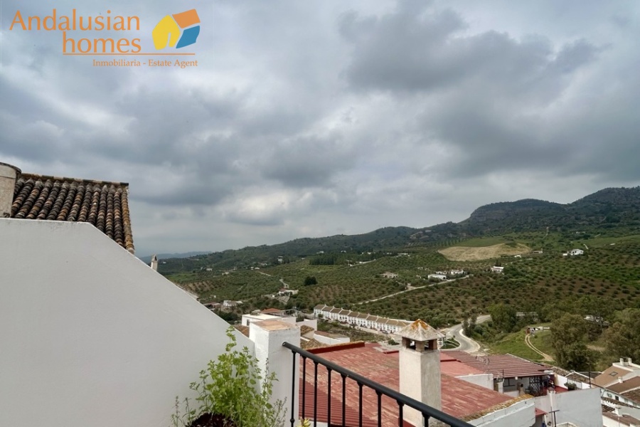 casa en venta Álora, casa señorial Málaga, townhouse Álora, vivienda centro Álora, propiedad con terrazas, casa con vistas al campo, inmueble con potencial B&B, inversión inmobiliaria Málaga, casa con patio y fuente, vivienda amplia Andalucía