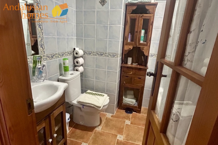 casa en venta Álora, casa señorial Málaga, townhouse Álora, vivienda centro Álora, propiedad con terrazas, casa con vistas al campo, inmueble con potencial B&B, inversión inmobiliaria Málaga, casa con patio y fuente, vivienda amplia Andalucía