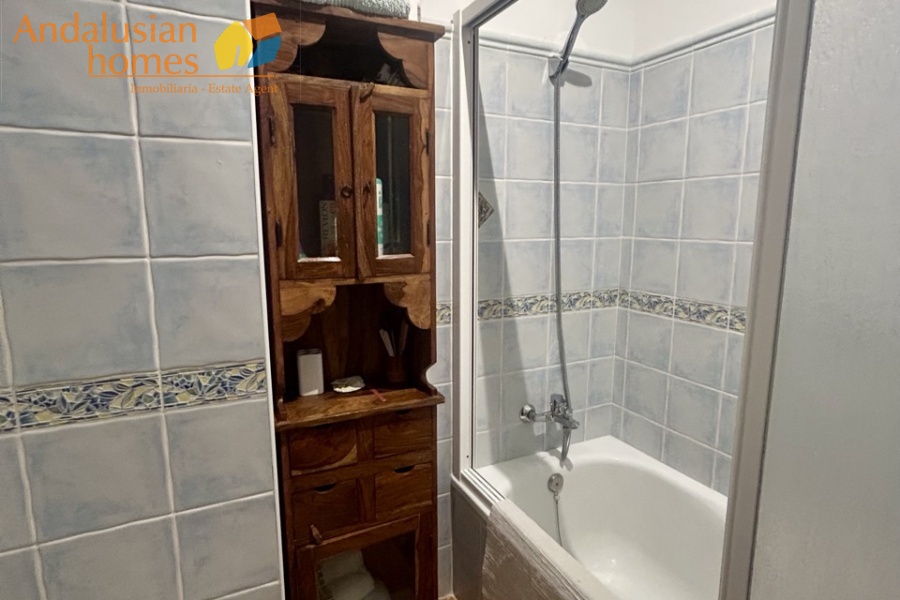 casa en venta Álora, casa señorial Málaga, townhouse Álora, vivienda centro Álora, propiedad con terrazas, casa con vistas al campo, inmueble con potencial B&B, inversión inmobiliaria Málaga, casa con patio y fuente, vivienda amplia Andalucía