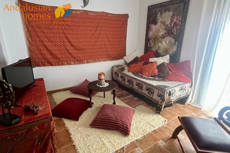 casa en venta Álora, casa señorial Málaga, townhouse Álora, vivienda centro Álora, propiedad con terrazas, casa con vistas al campo, inmueble con potencial B&B, inversión inmobiliaria Málaga, casa con patio y fuente, vivienda amplia Andalucía