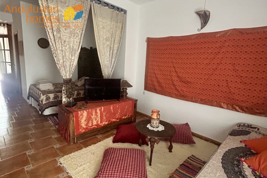 casa en venta Álora, casa señorial Málaga, townhouse Álora, vivienda centro Álora, propiedad con terrazas, casa con vistas al campo, inmueble con potencial B&B, inversión inmobiliaria Málaga, casa con patio y fuente, vivienda amplia Andalucía