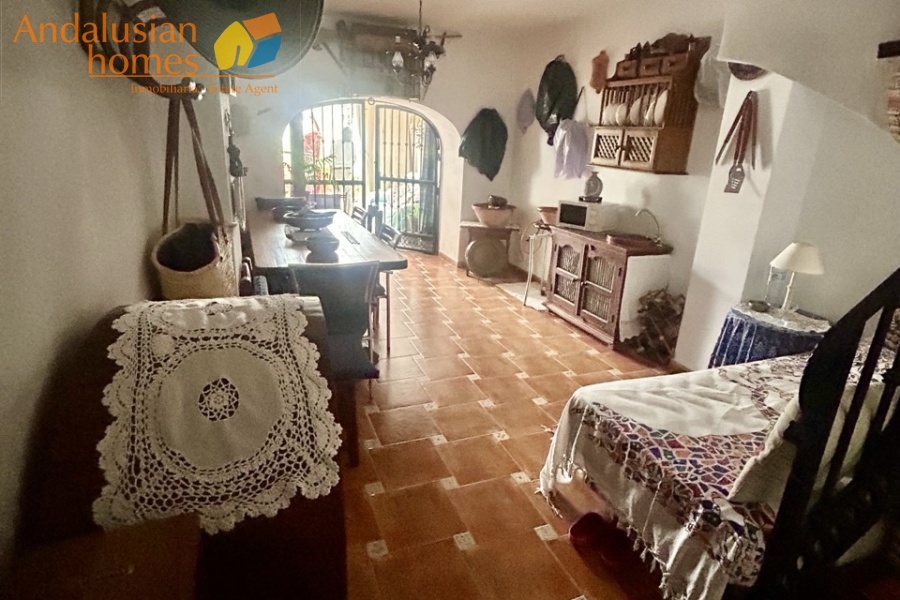 casa en venta Álora, casa señorial Málaga, townhouse Álora, vivienda centro Álora, propiedad con terrazas, casa con vistas al campo, inmueble con potencial B&B, inversión inmobiliaria Málaga, casa con patio y fuente, vivienda amplia Andalucía
