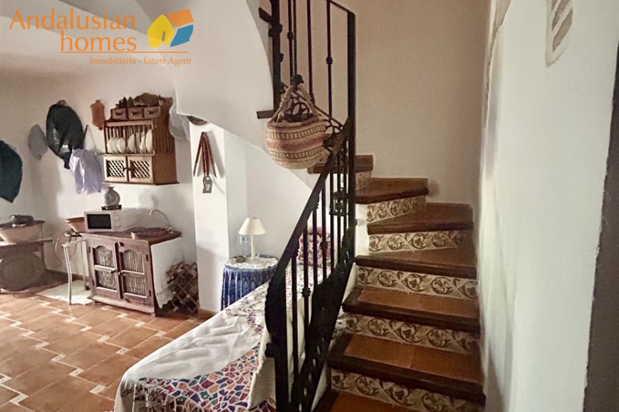 casa en venta Álora, casa señorial Málaga, townhouse Álora, vivienda centro Álora, propiedad con terrazas, casa con vistas al campo, inmueble con potencial B&B, inversión inmobiliaria Málaga, casa con patio y fuente, vivienda amplia Andalucía
