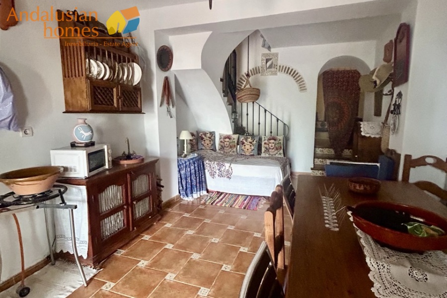 casa en venta Álora, casa señorial Málaga, townhouse Álora, vivienda centro Álora, propiedad con terrazas, casa con vistas al campo, inmueble con potencial B&B, inversión inmobiliaria Málaga, casa con patio y fuente, vivienda amplia Andalucía